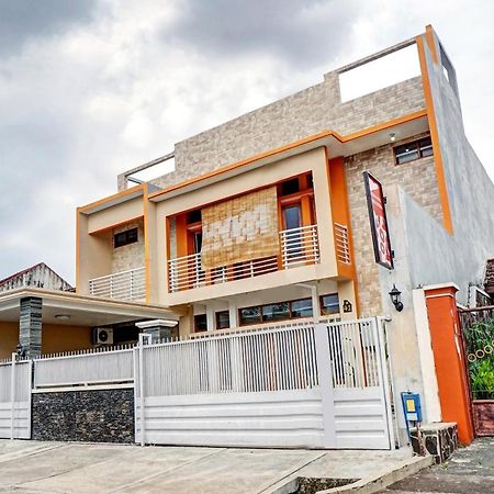 Avisha Guest House Syariah Malang Exteriör bild