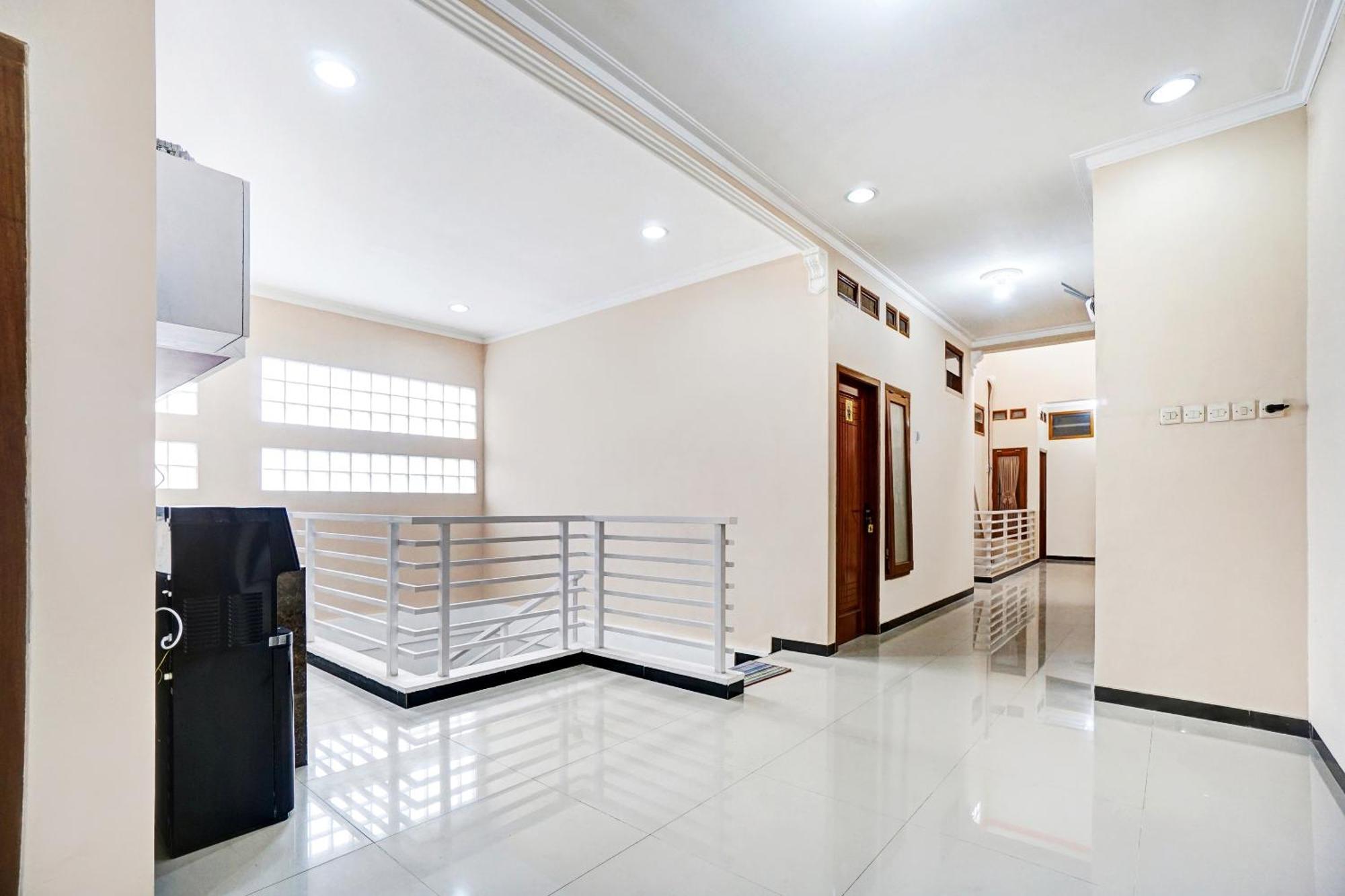 Avisha Guest House Syariah Malang Exteriör bild