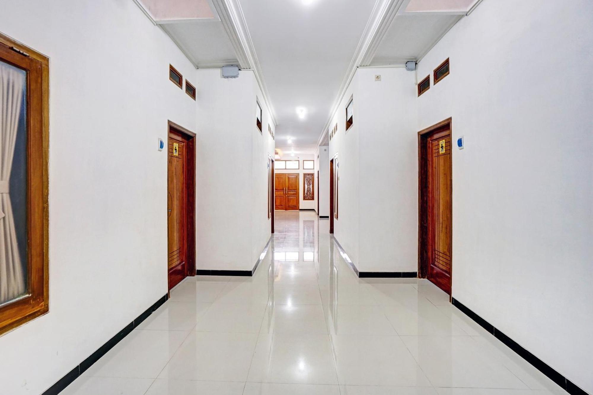 Avisha Guest House Syariah Malang Exteriör bild
