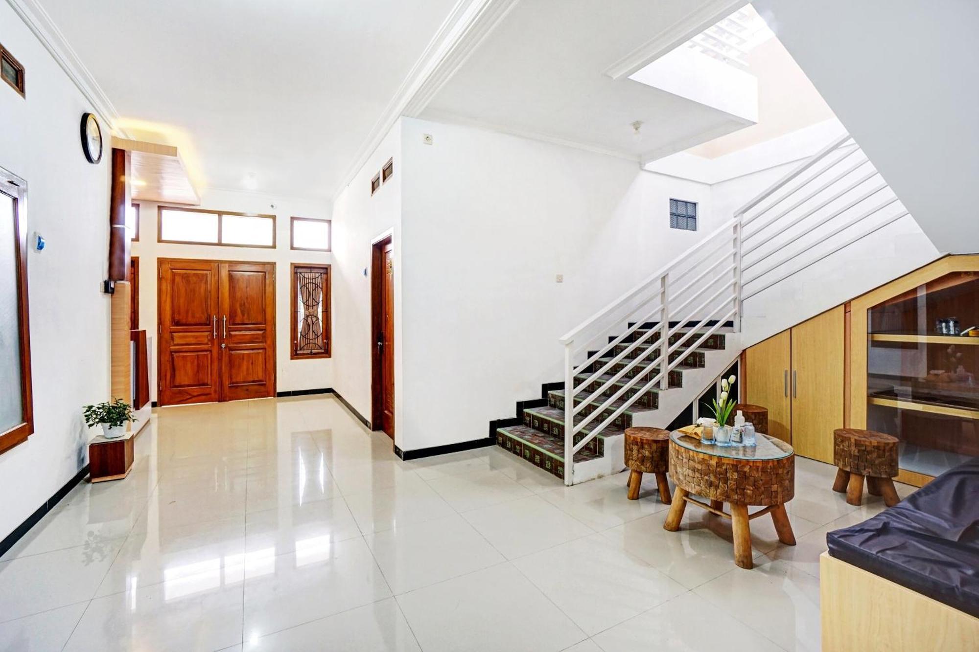 Avisha Guest House Syariah Malang Exteriör bild