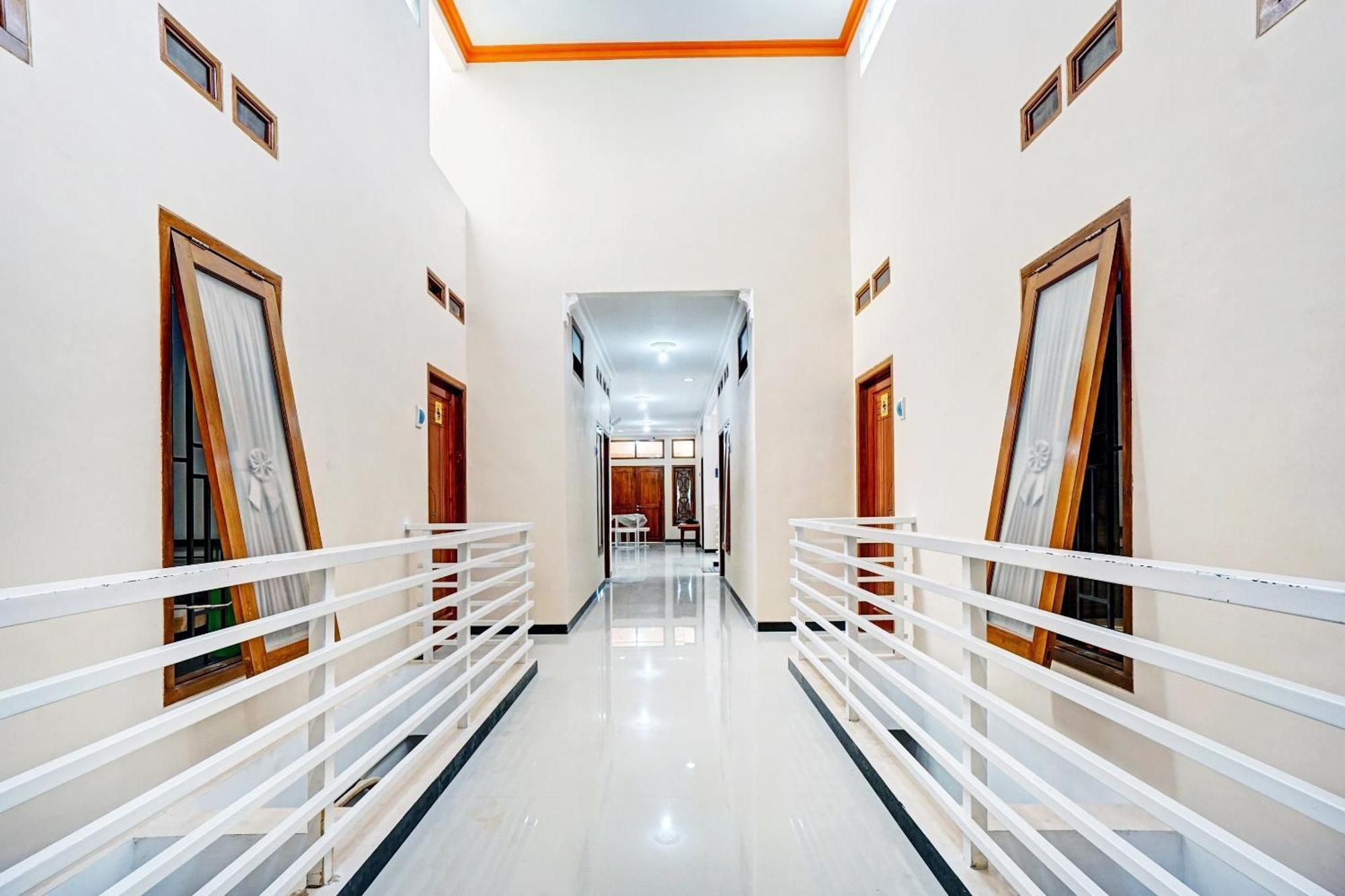 Avisha Guest House Syariah Malang Exteriör bild