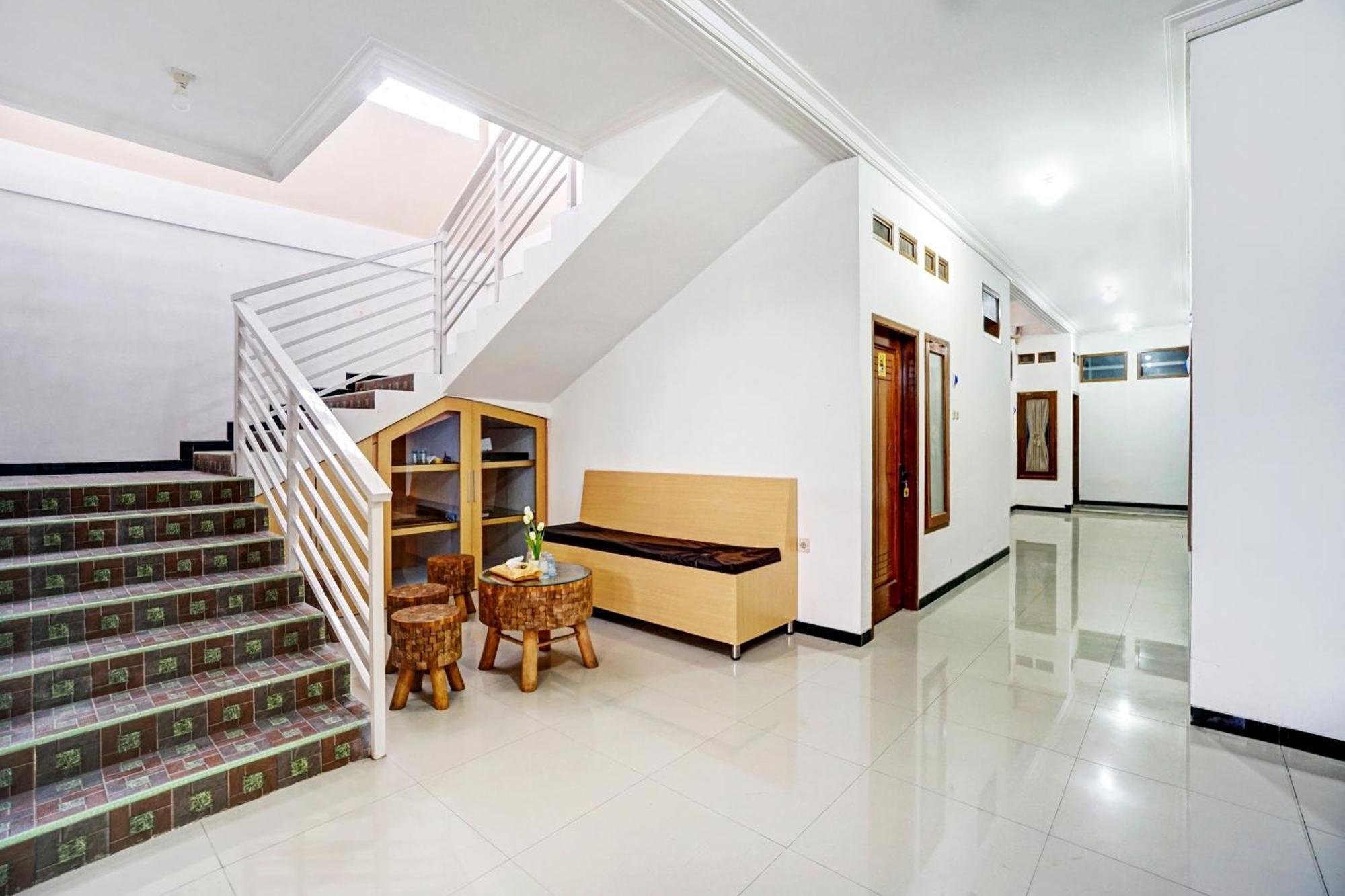 Avisha Guest House Syariah Malang Exteriör bild