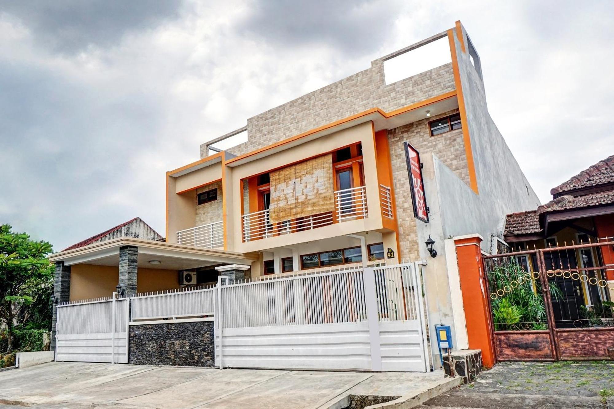 Avisha Guest House Syariah Malang Exteriör bild